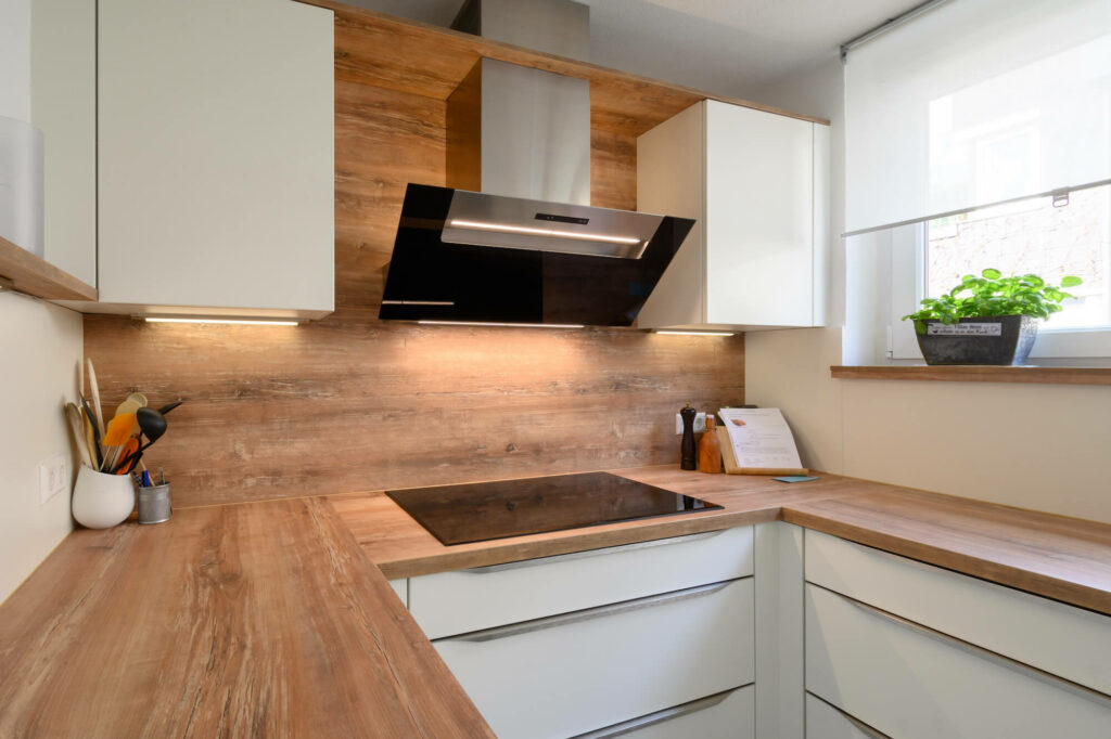 Nobilia moderne G-Küche mit Schichtstoff Arbeitsplatte Holz