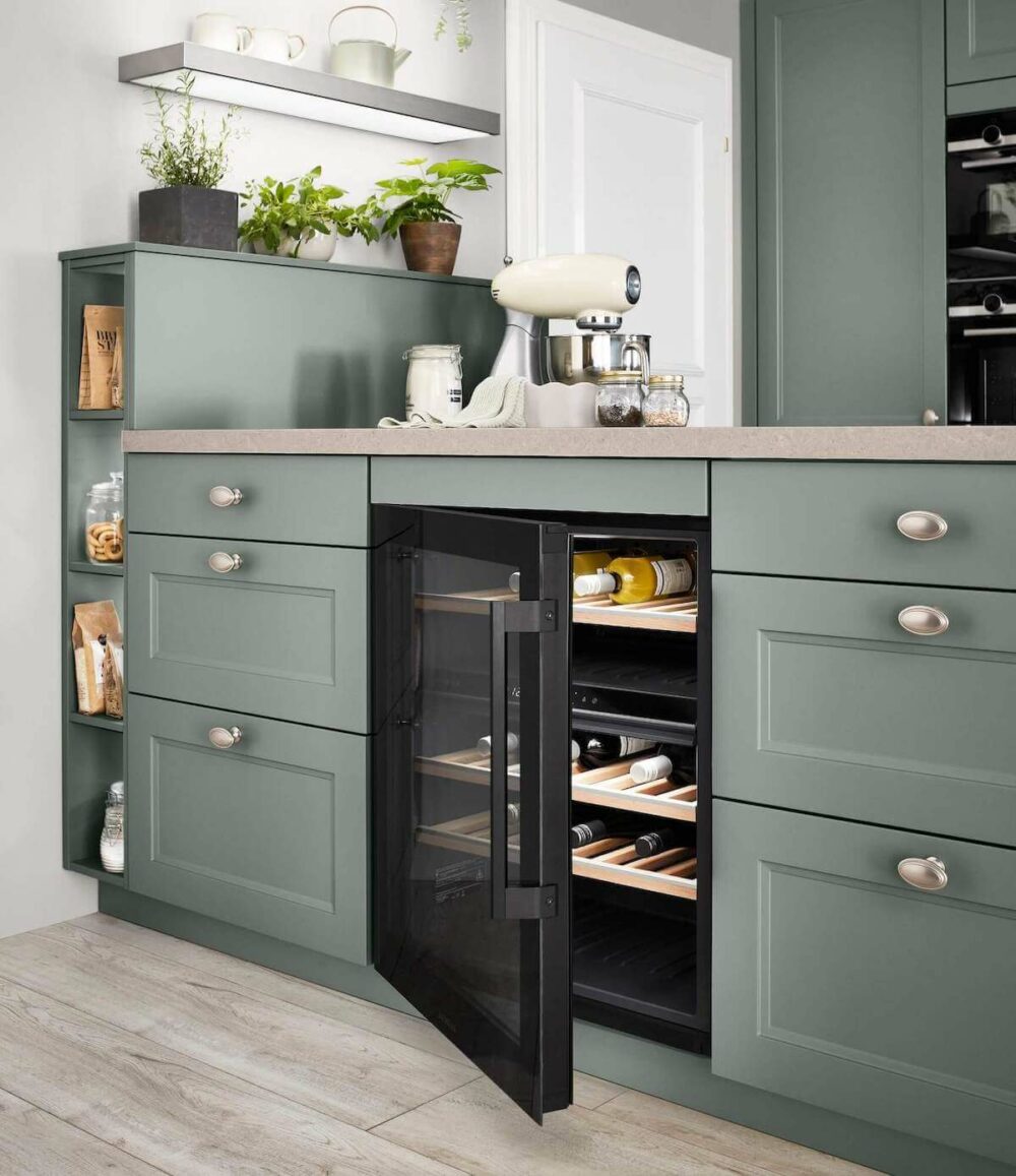 Nobilia Moderne Landhausküche Cascada Schilf geöffneter Weinschrank