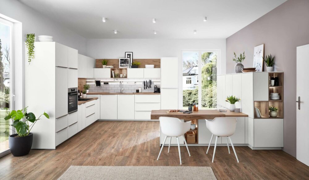 Nobilia moderne L-Küche mit Esstheke und Wandschrank