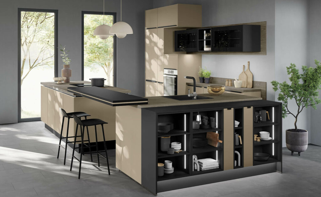 Express moderne Inselküche mit Esstheke creme
