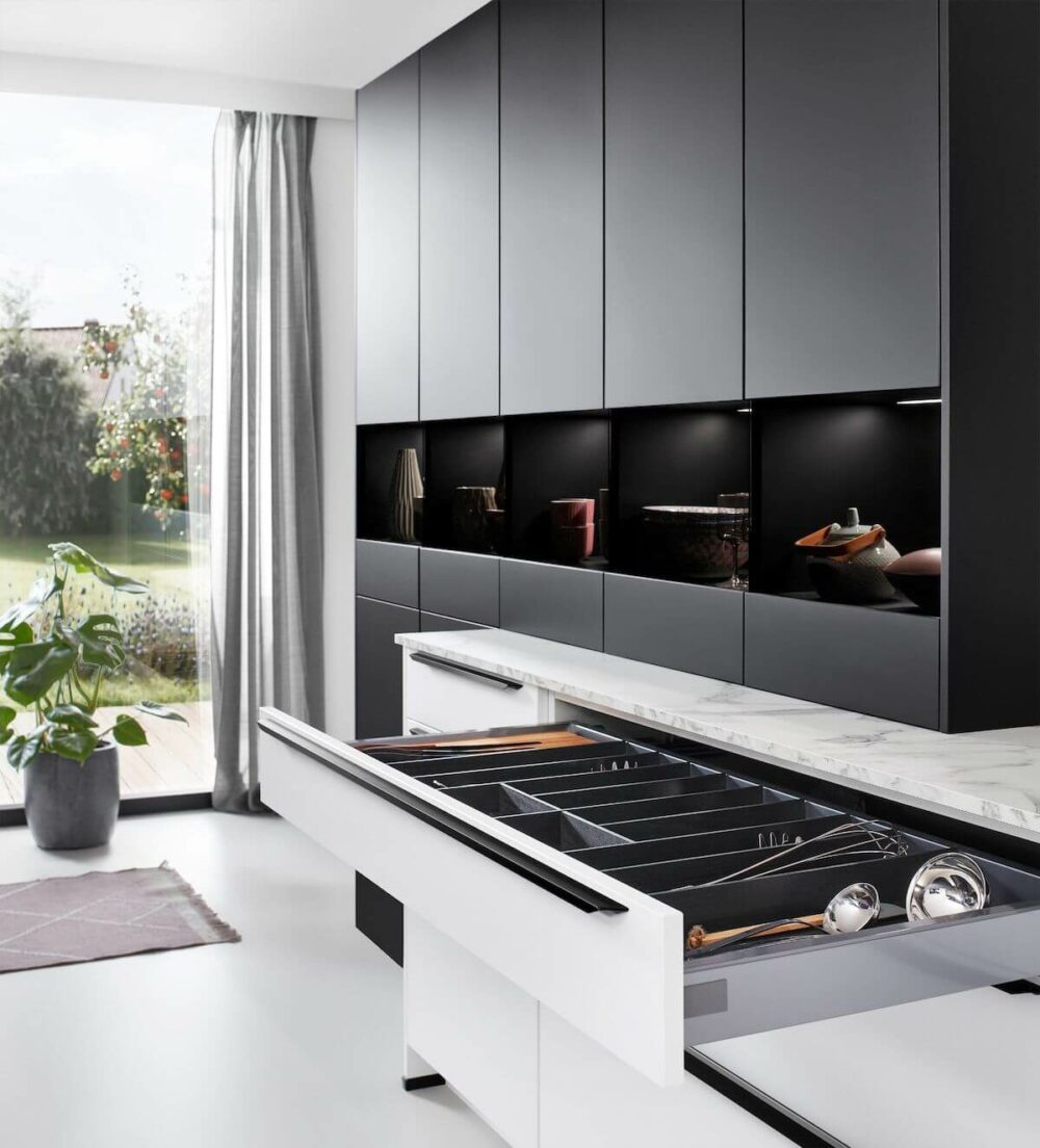 Nobilia Moderne Inselküche Easytouch schwarzer Hochschrank