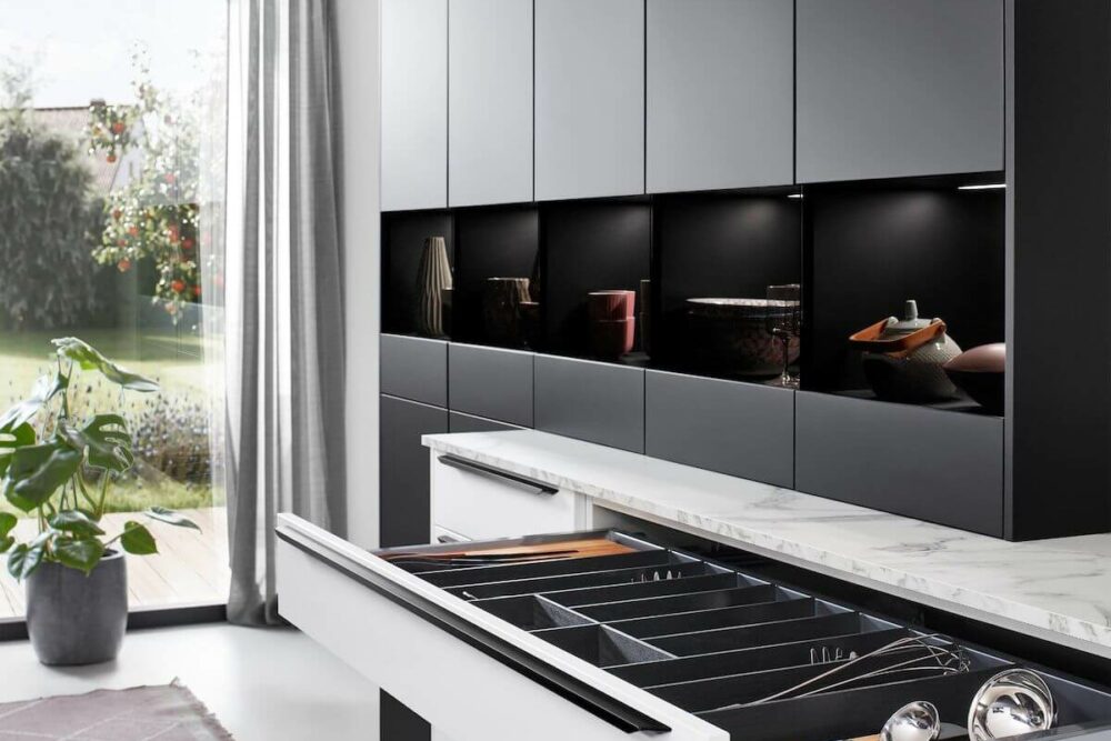 Nobilia Moderne Inselküche Easytouch schwarzer Hochschrank
